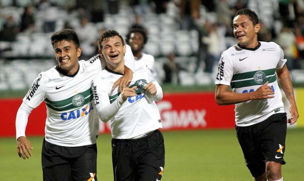 Coritiba avança nas penalidades