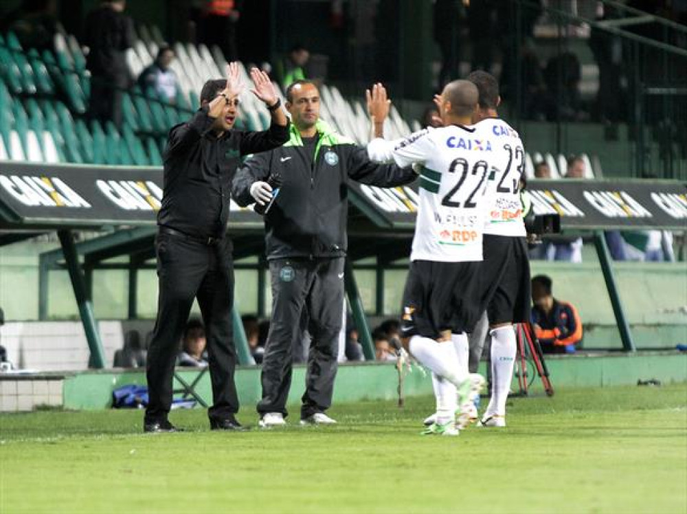 Coxa vira no final e tem vantagem do empate