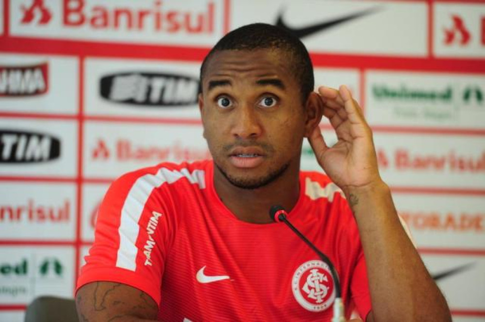 Coritiba negocia com novo meia