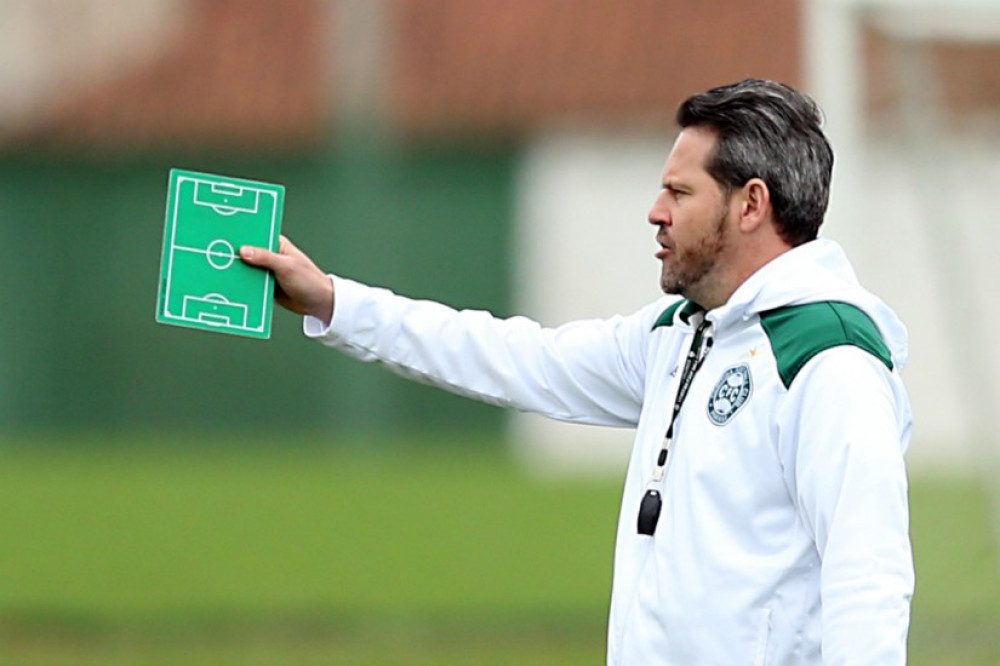 Argel continua no comando