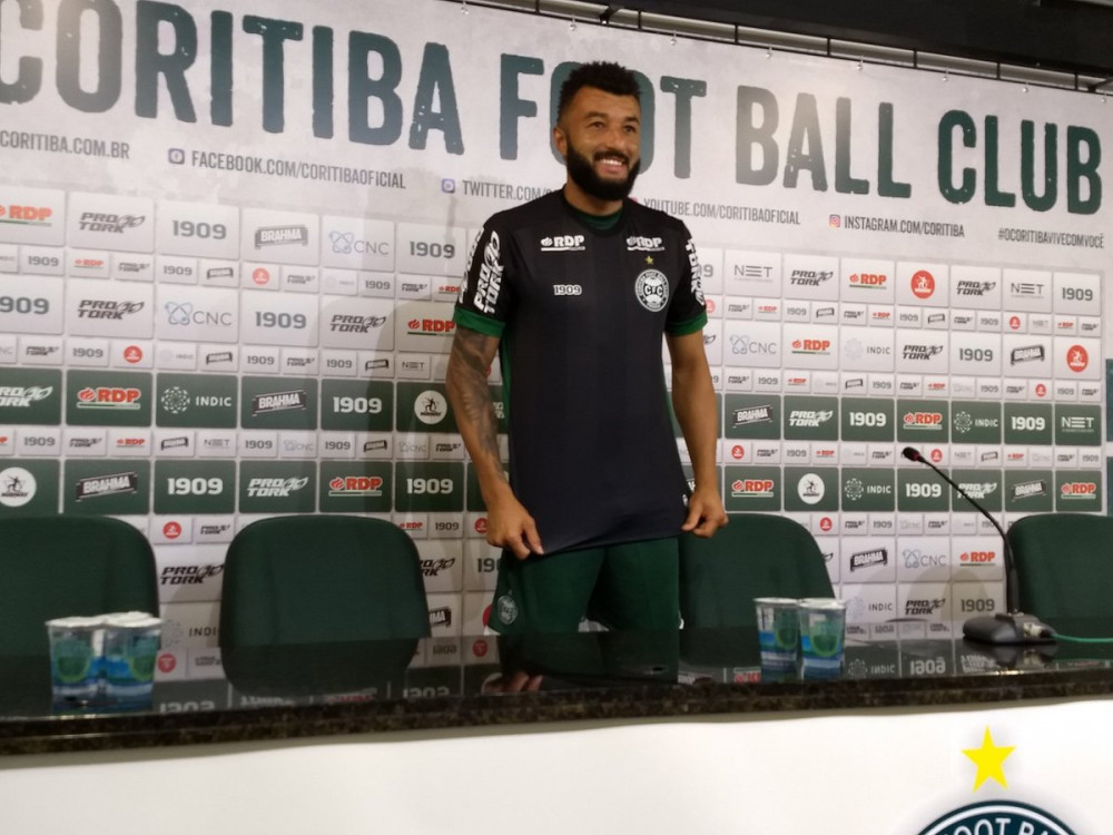 Alex Muralha é apresentado pelo Coritiba