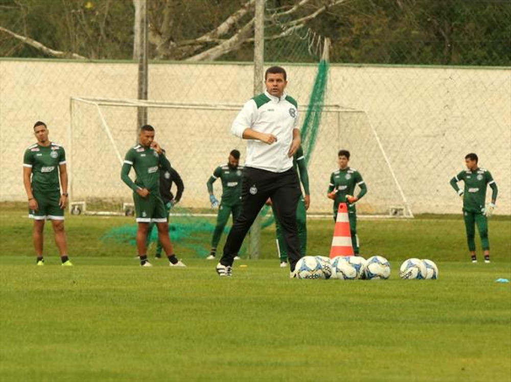 Umberto Louzer aproveita os treinos para fazer testes