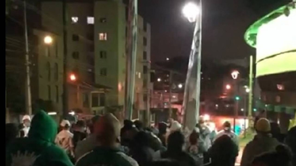 Torcida faz protesto em frente ao Couto Pereira