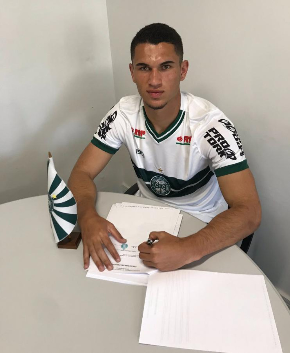 Jovem promessa assina novo contrato com o Coritiba