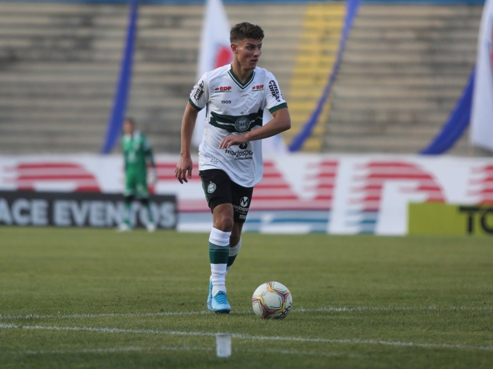 Natanael renova seu contrato com o Coritiba