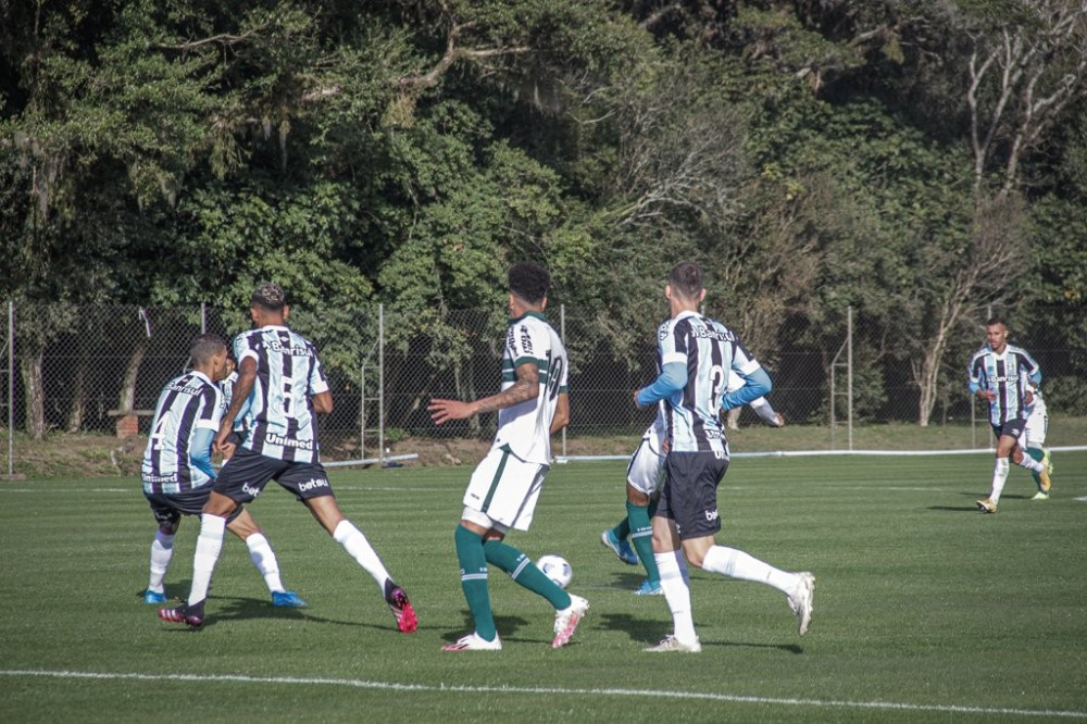 Aspirantes estreiam  com derrota