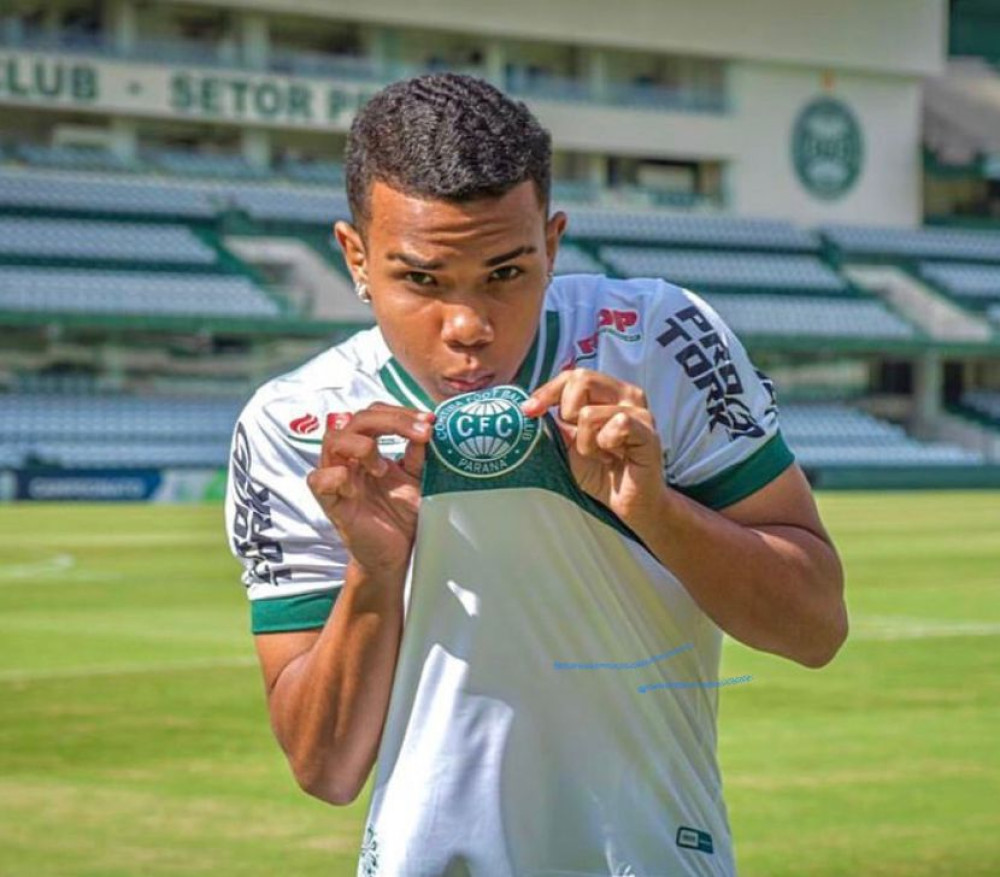Kaio César assina contrato profissional