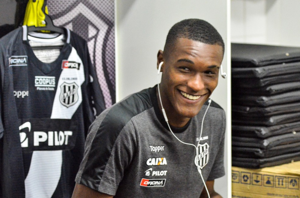 Coritiba tem novo lateral-direito