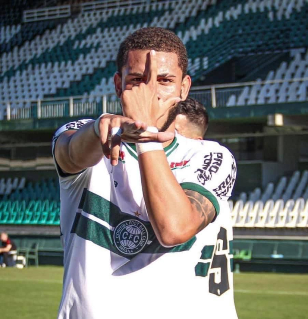 Luizão renova com o Coritiba