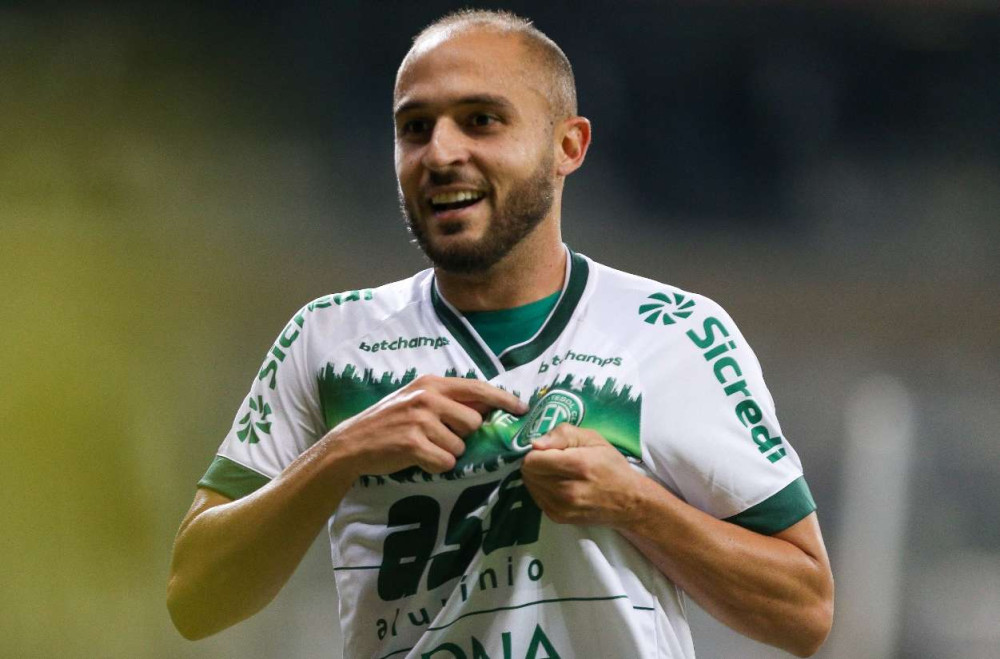 Meia Régis acerta com o Coritiba