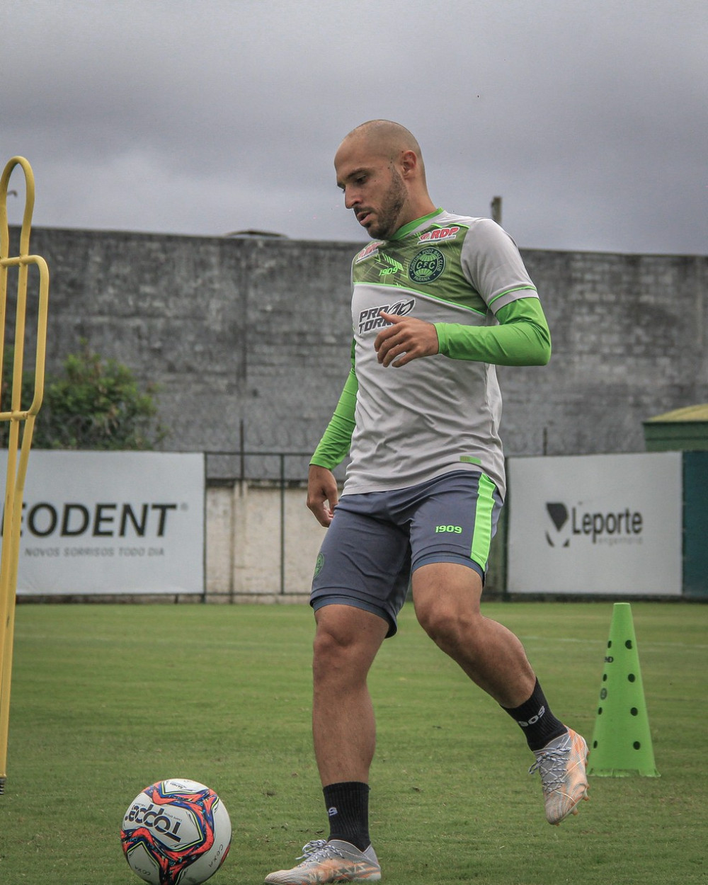 Regis fora do jogo contra Bahia de Feira