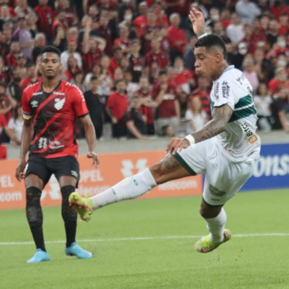 Manga faz história ao marcar dois gols em Atletiba fora de casa