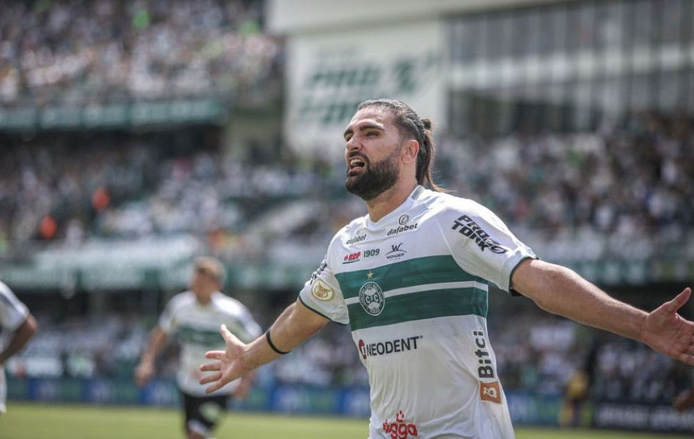 Léo Gamalho deve ser desfalque para a partida de amanhã