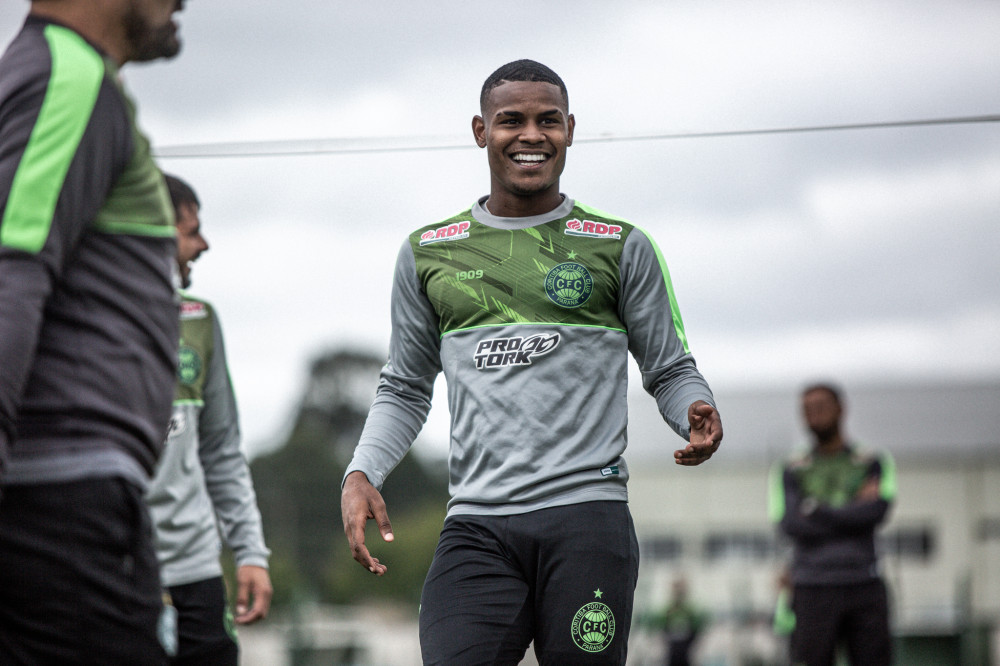 Nathan Mendes e Diego Porfírio são as novidades para o jogo contra o Santos