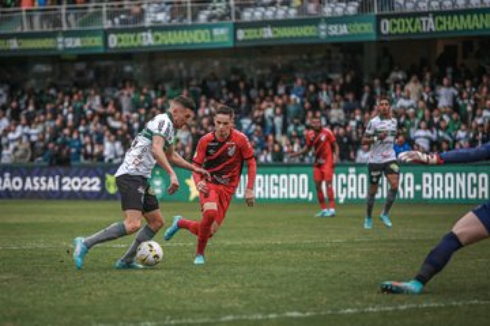 Coritiba perde o clássico no apagar das luzes