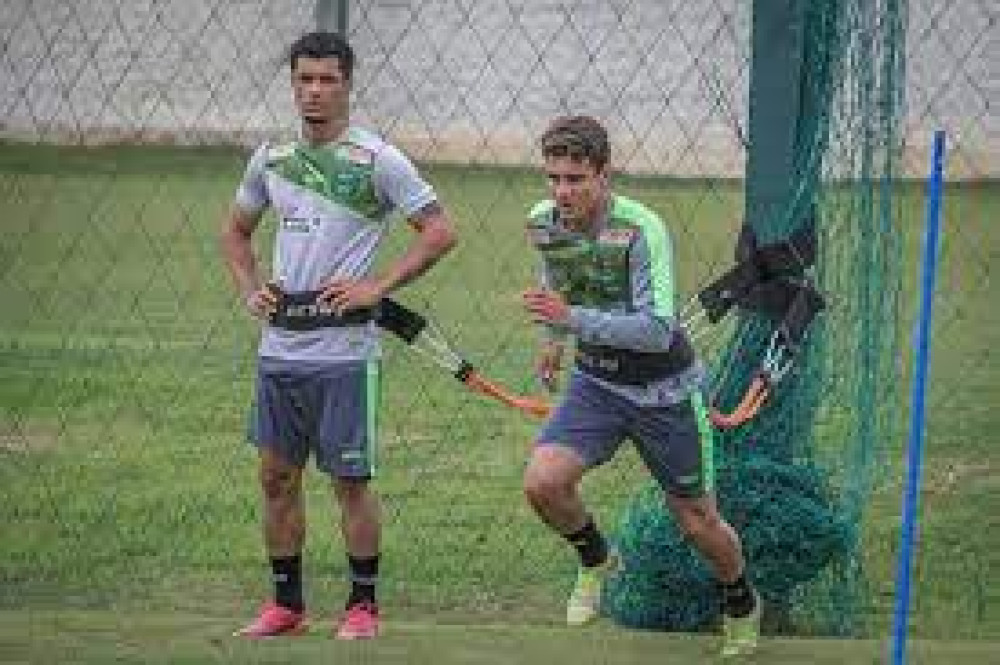 Coritiba viaja com novidades na delegação