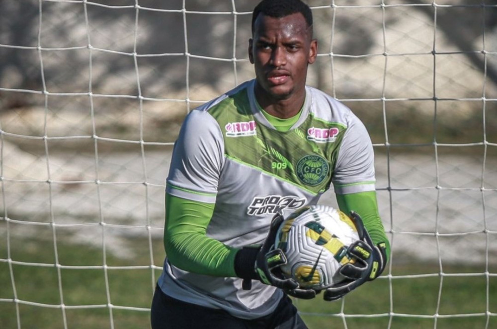 Coritiba amplia tempo de contrato de Rafael William