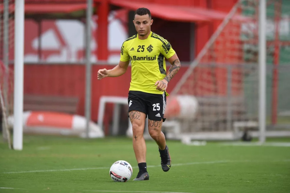 Volante do Inter pode estar chegando ao Coritiba