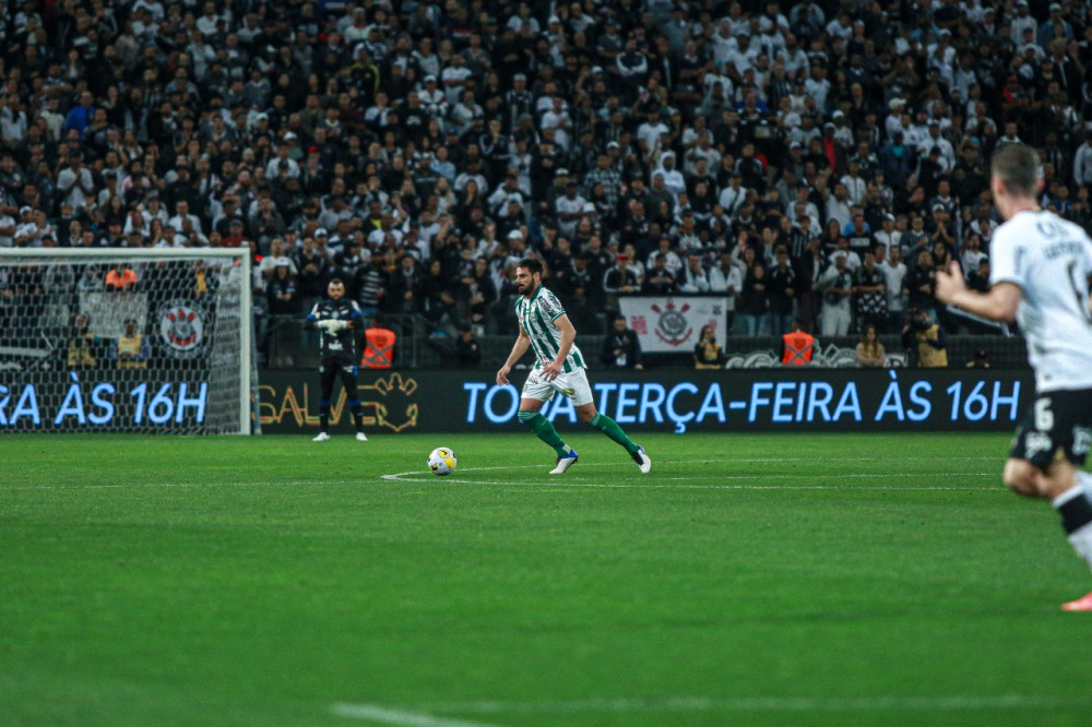 Coritiba perde para o Corinthians e vira saco de pancadas longe do Couto
