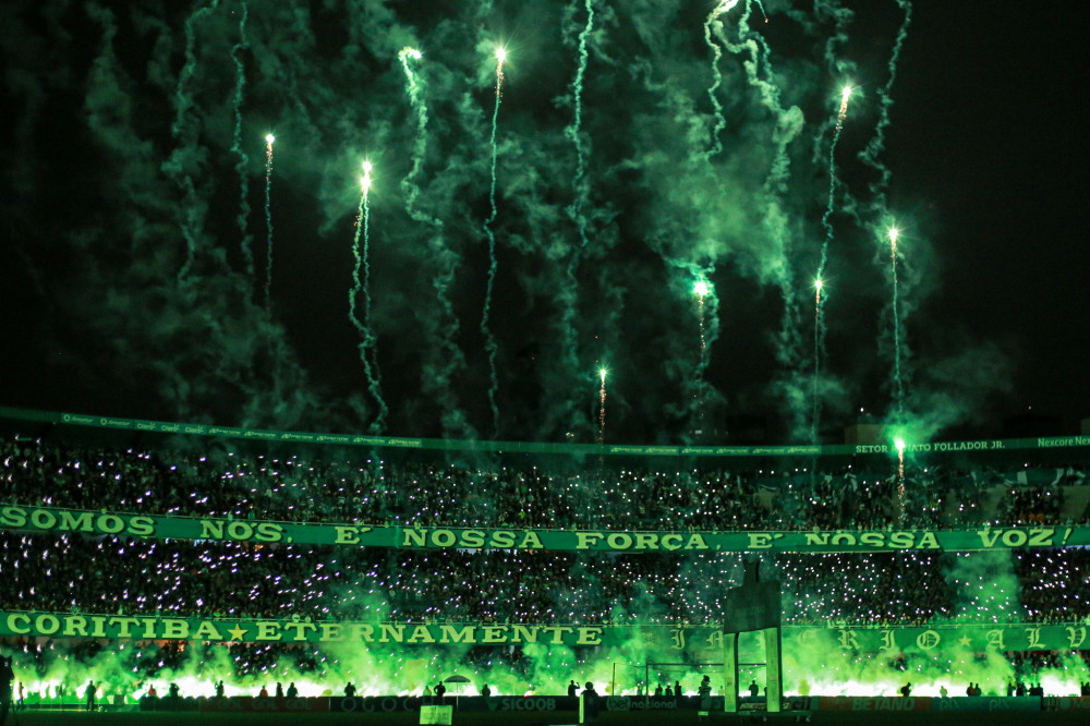 Torcida dá show, mas Coritiba, mais uma vez, perde no Brasileirão