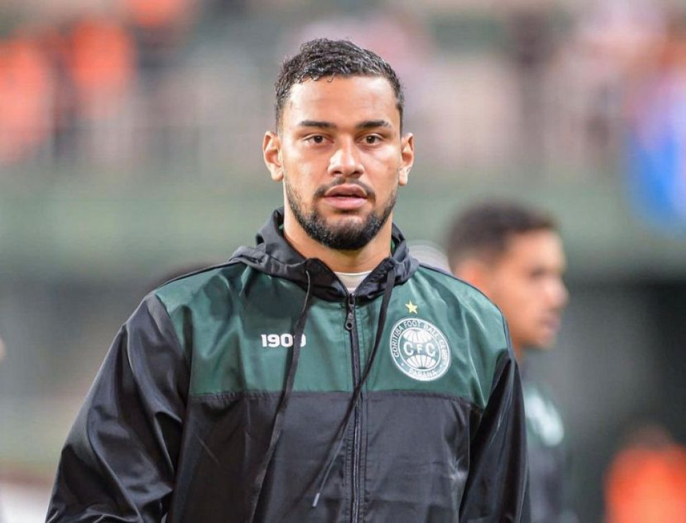 Coritiba afasta quatro jogadores