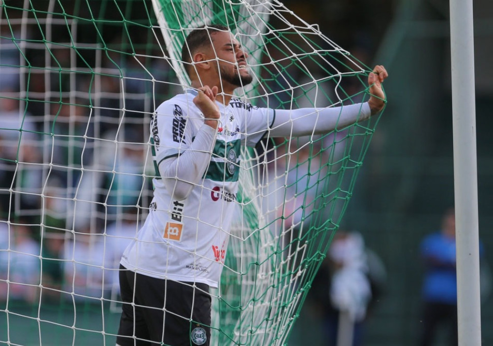 Thonny Anderson é reintegrado ao elenco do Coritiba