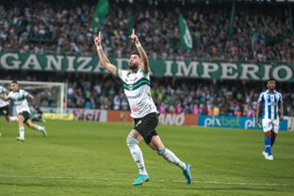 Coritiba vence o Avai e deixa a zona de rebaixamento 