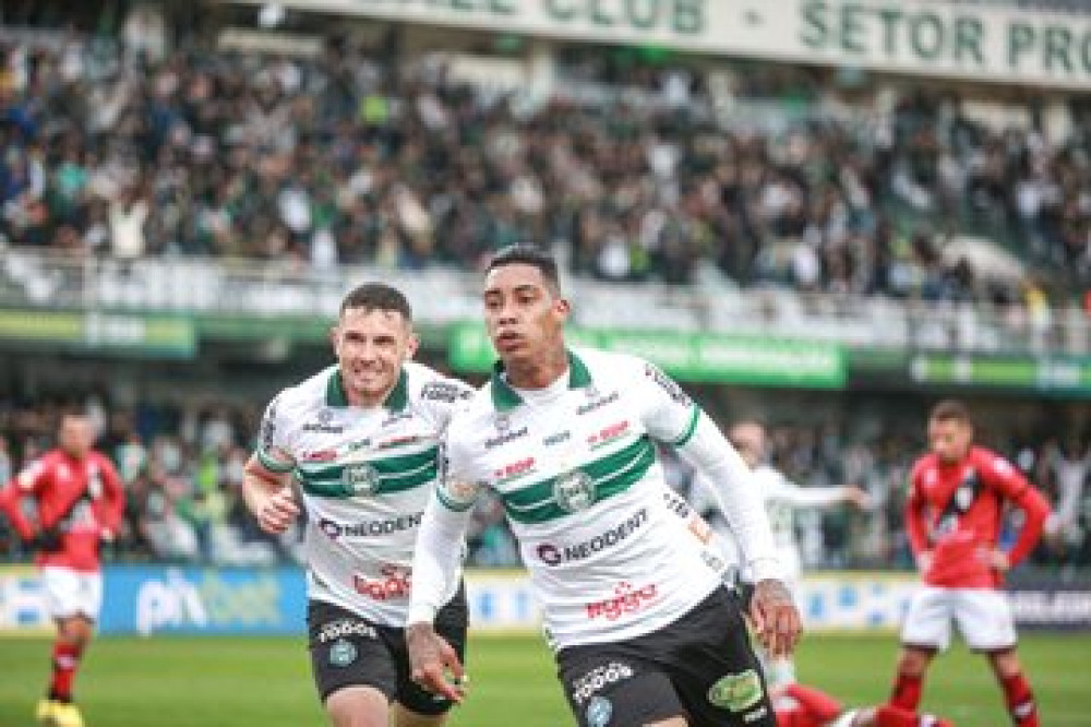 Coritiba vence o Atlético/GO e deixa a zona