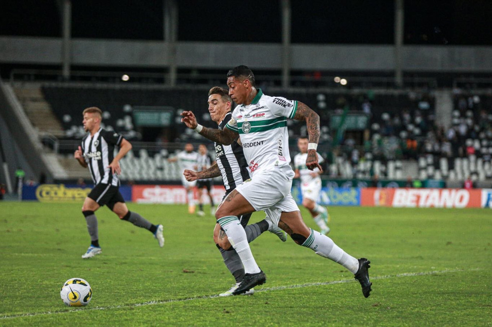 Prejudicado pela arbitragem, Coritiba perde para o Botafogo
