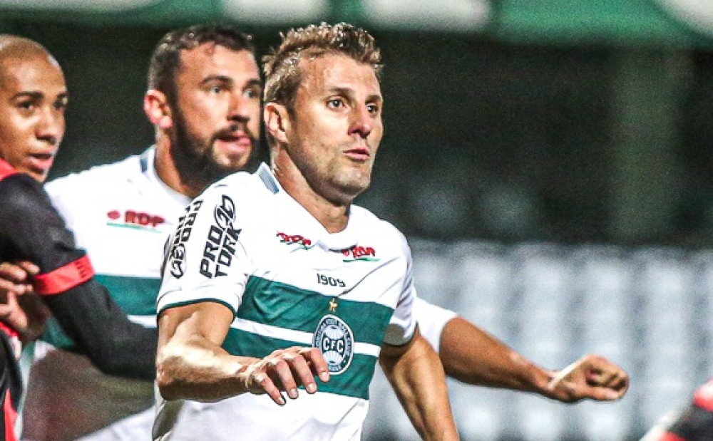 Coritiba renova contrato de Henrique