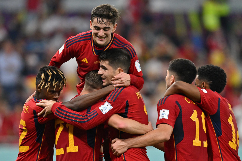 Espanha arrasa na estreia e Alemanha decepciona
