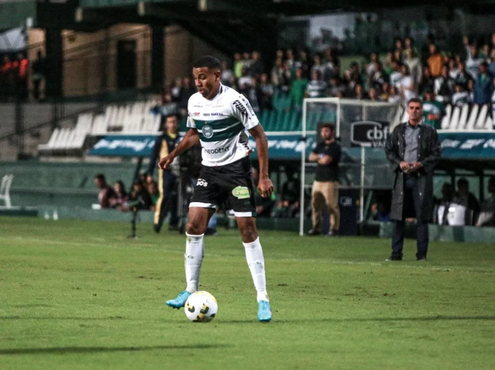Coritiba devolve José Hugo ao Azuris