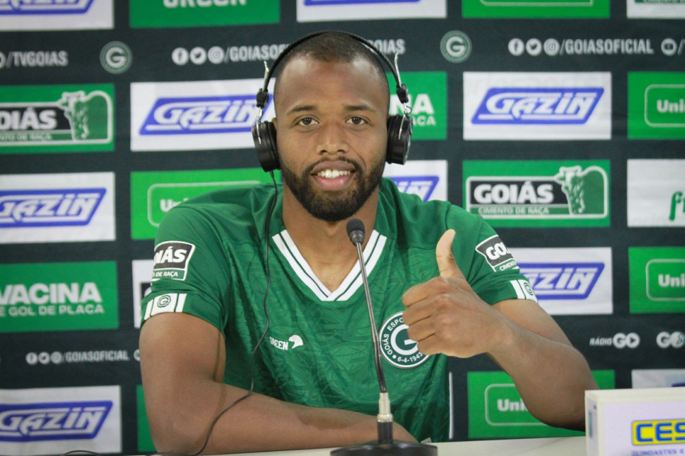 Coritiba tem interesse em zagueiro do Goiás