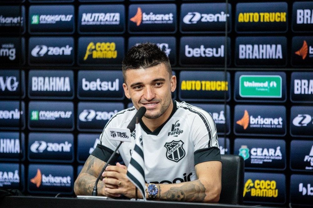 Coritiba tem interesse no lateral Victor Luis