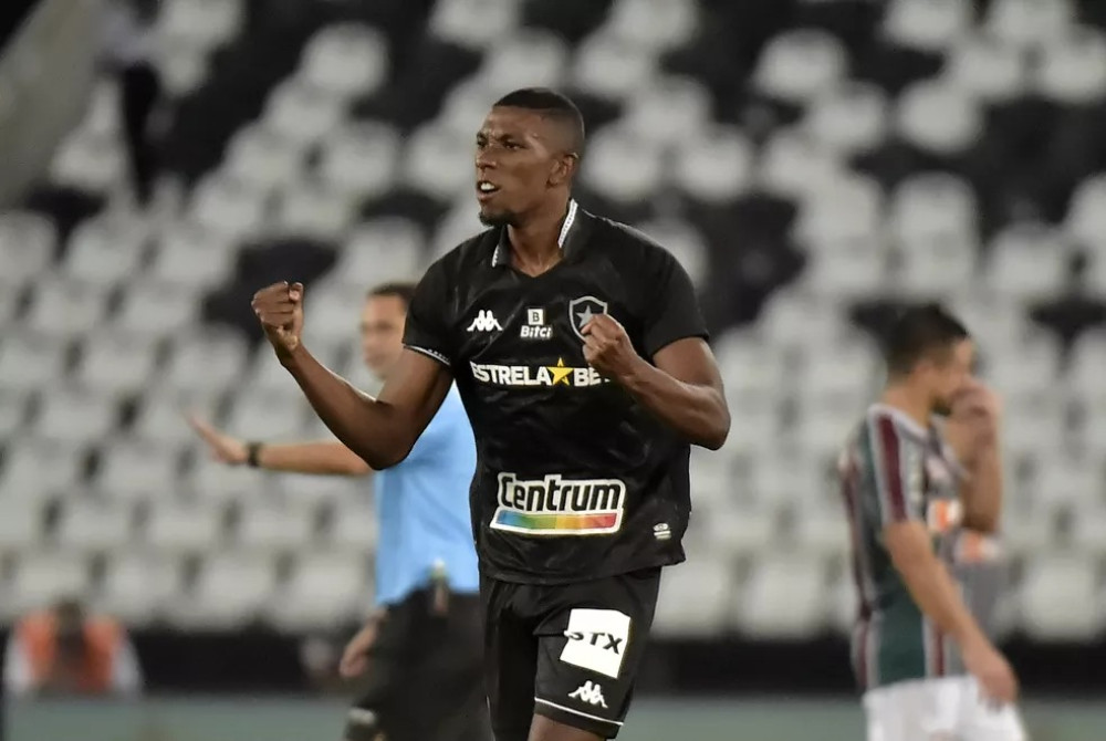 Coritiba faz proposta por zagueiro do Botafogo