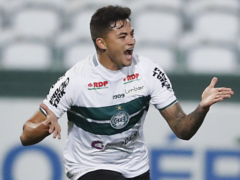 Coritiba acerta a saída do volante Val