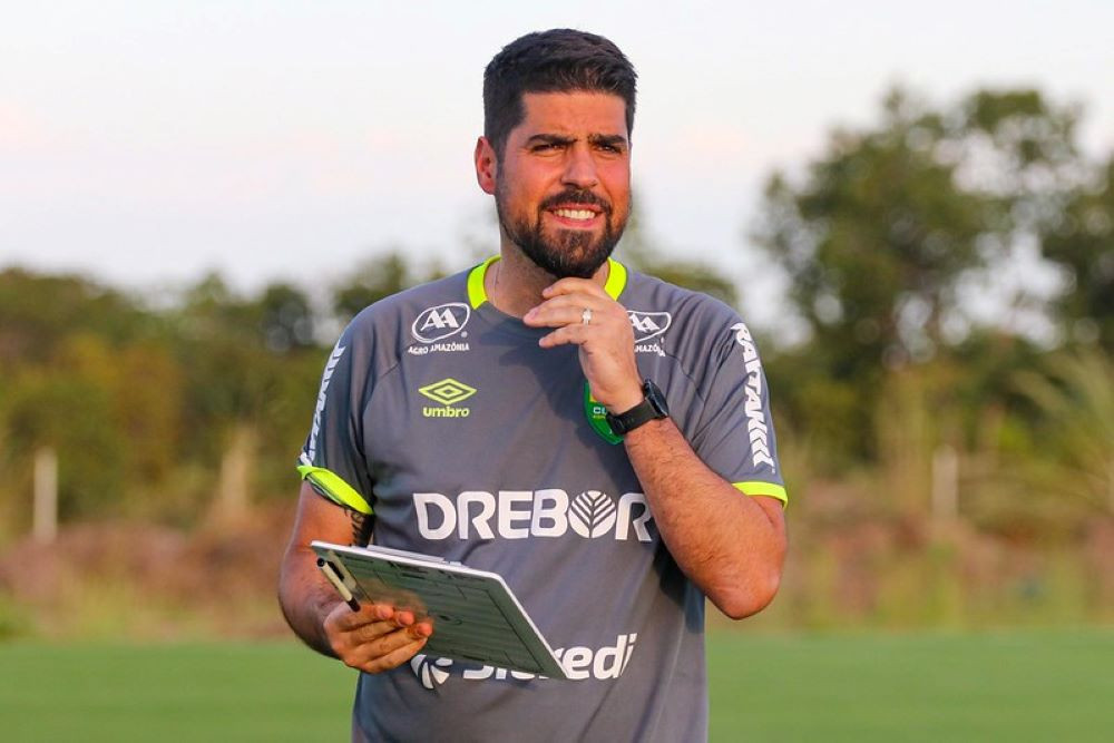 Antônio Oliveira deve se apresentar na terça ao Coritiba