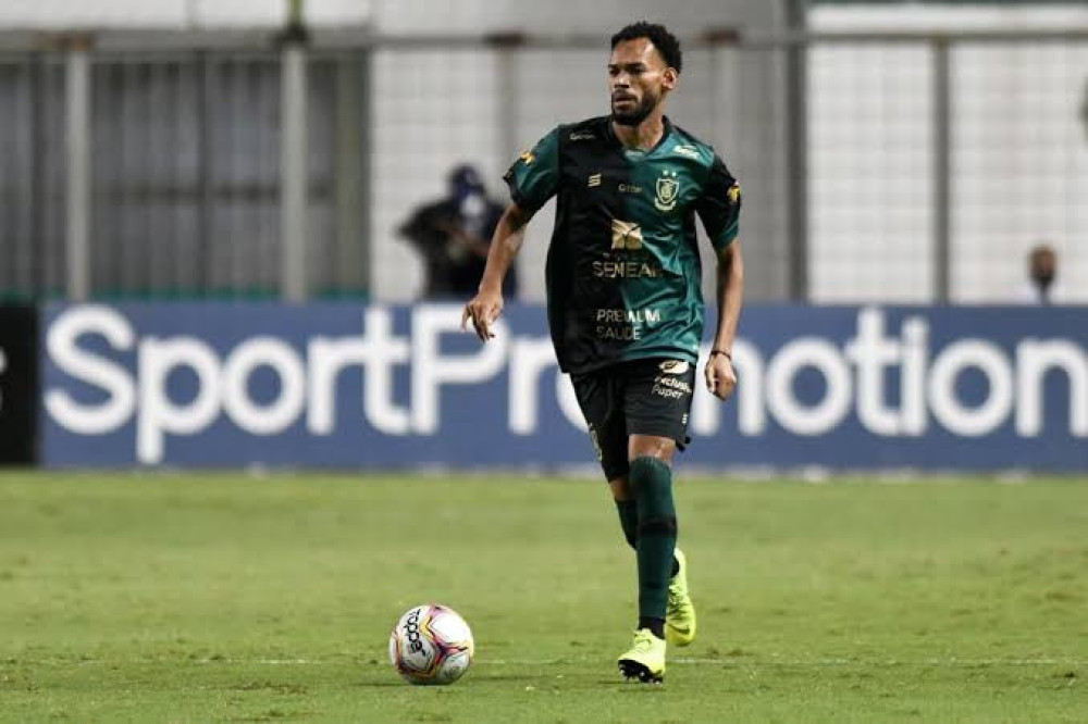 Zagueiro que atua em Portugal está na mira do Coritiba