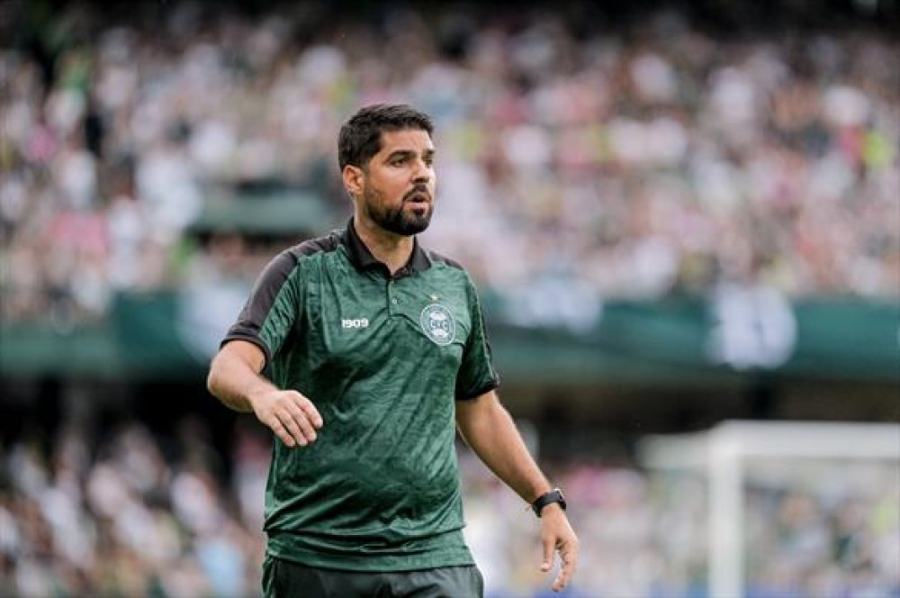 Antônio Oliveira testa jogadores e formações táticas nos dois primeiros jogos