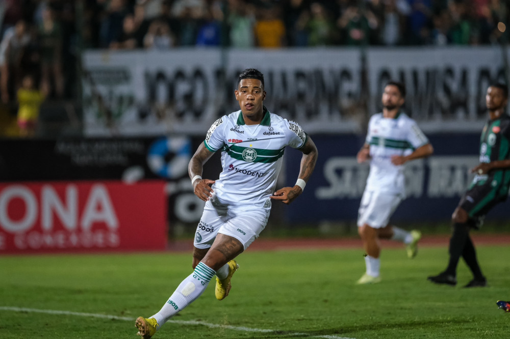 Coxa vence o Maringá e chega a quarta vitória seguida