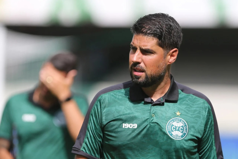Antônio Oliveira fora do jogo contra o Azuriz