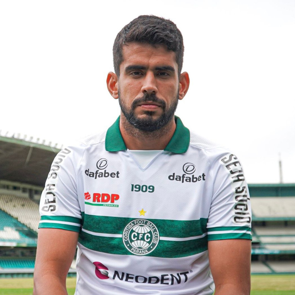 Coritiba apresenta novo atacante
