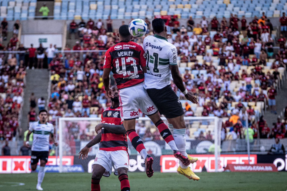 Coxa joga mal e perde na estreia no Brasileirão