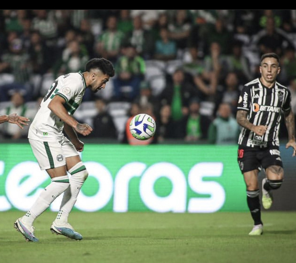 Coritiba perde mais uma em noite de arbitragem ruim e falhas individuais