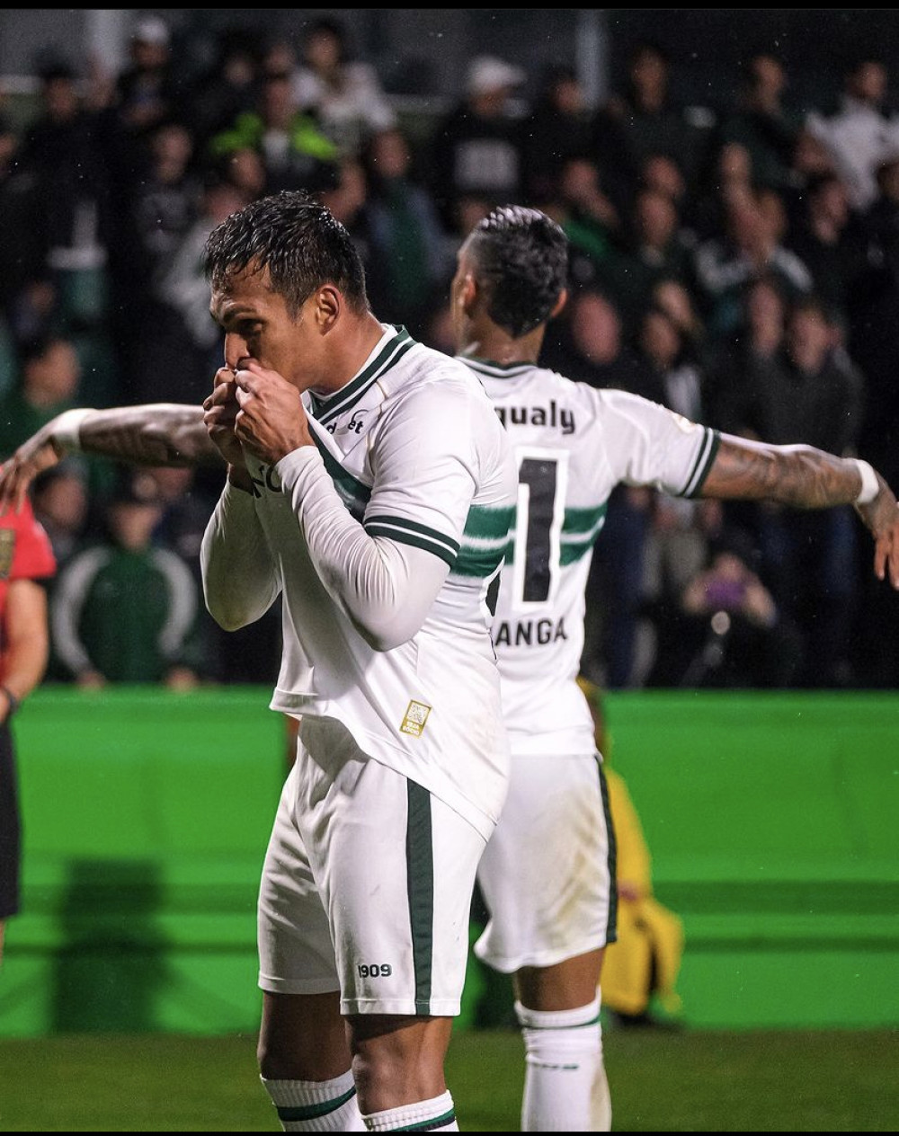 Coxa vence de virada e na raça!