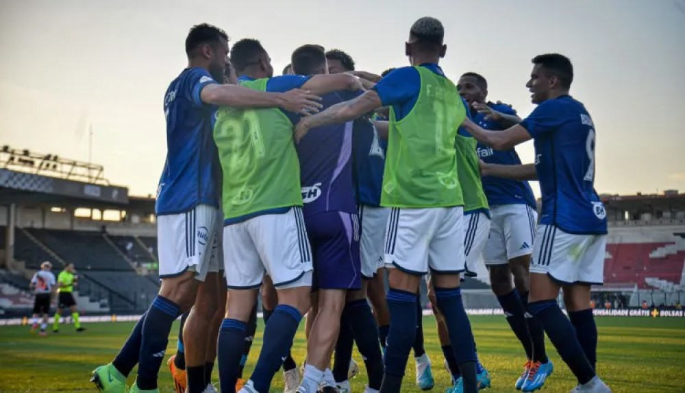 Com campanha mediana em casa, Cruzeiro enfrenta o Coritiba para melhorar seu rendimento.