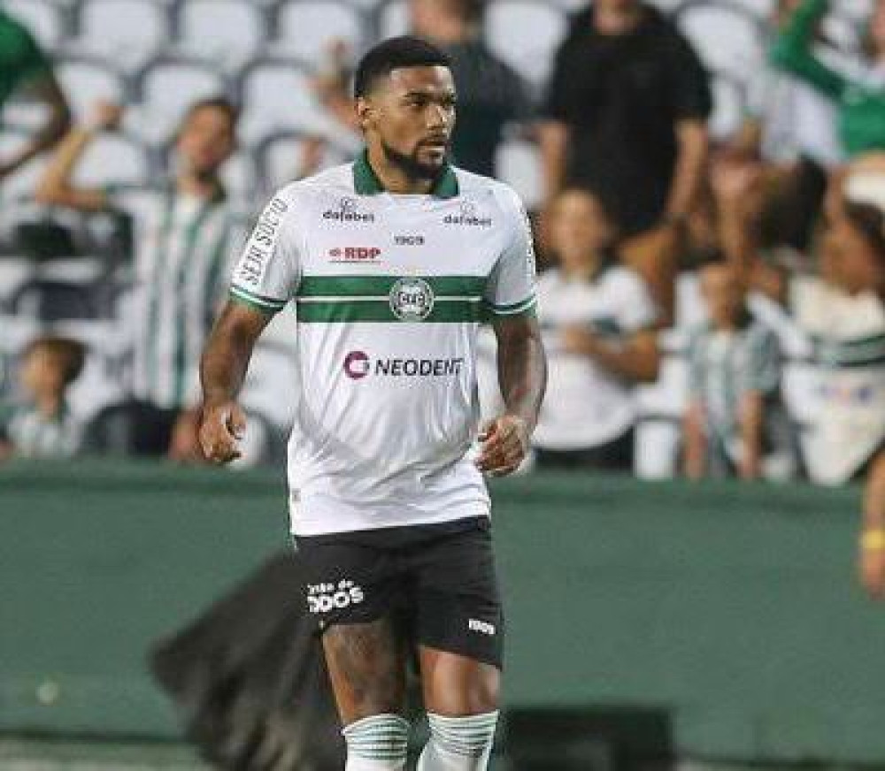 Zagueiro de saída do Coritiba