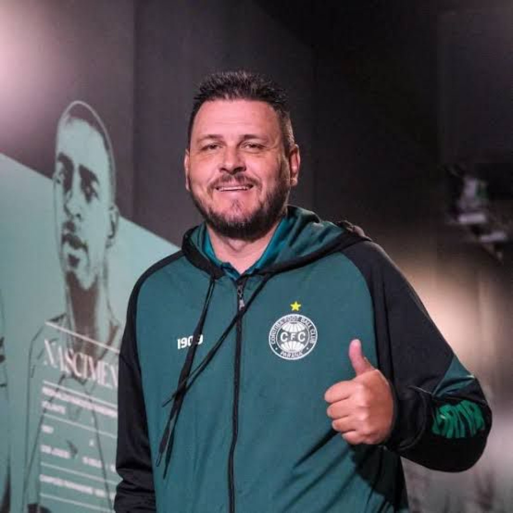 Coritiba efetiva Thiago Kosloski como treinador da equipe