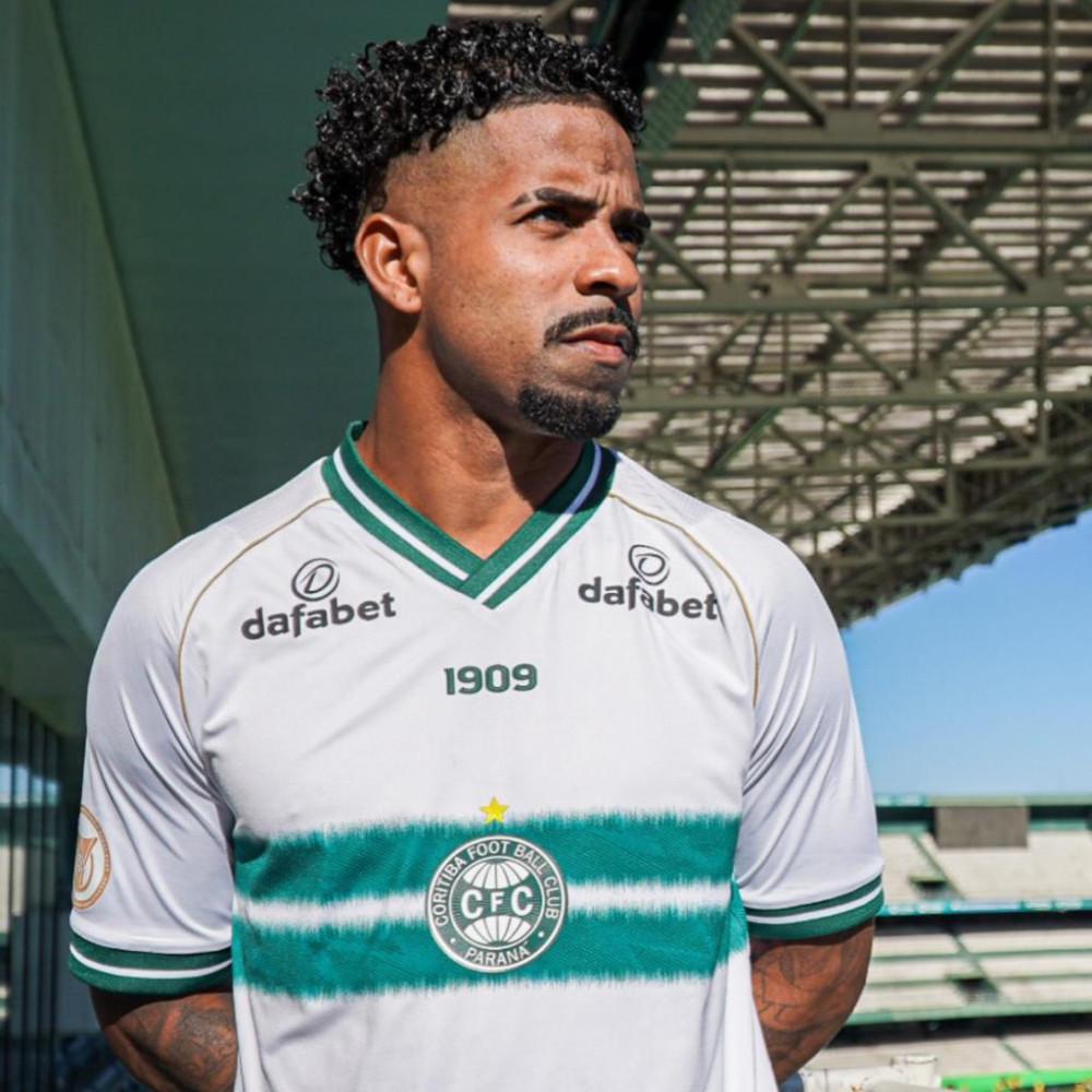 Coritiba apresenta lateral-direito que estava na Ucrânia