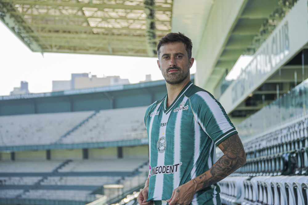 Coritiba apresenta novo zagueiro